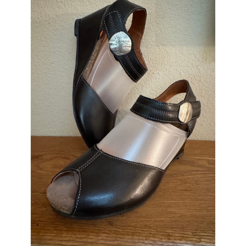 Taos Wedge Sandals Women 38 Black Leather Peep Toe Medallion Ankle Strap Comfort